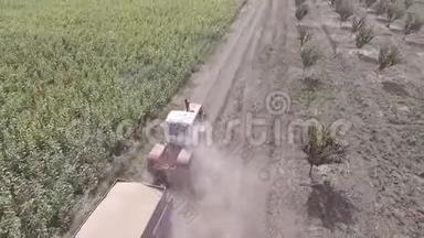 大卡车从田间运输粮食.. 空中观景。